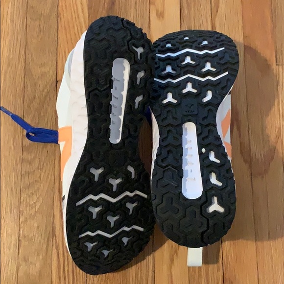 VEJA Running Shoes - Picture 3 of 6